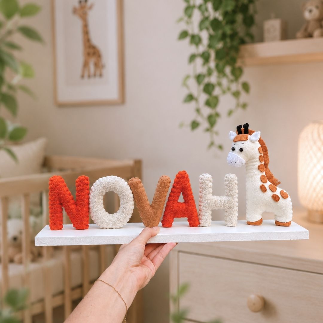 Gepersonaliseerd giraffe naambordje voor de babykamer met naam van het kindje, handgemaakt als uniek kraamcadeau