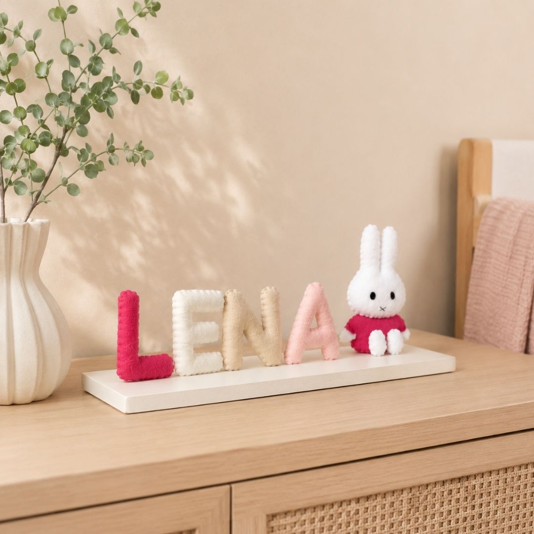 Gepersonaliseerd Nijntje naambordje voor de babykamer met naam van het kindje, handgemaakt als uniek kraamcadeau