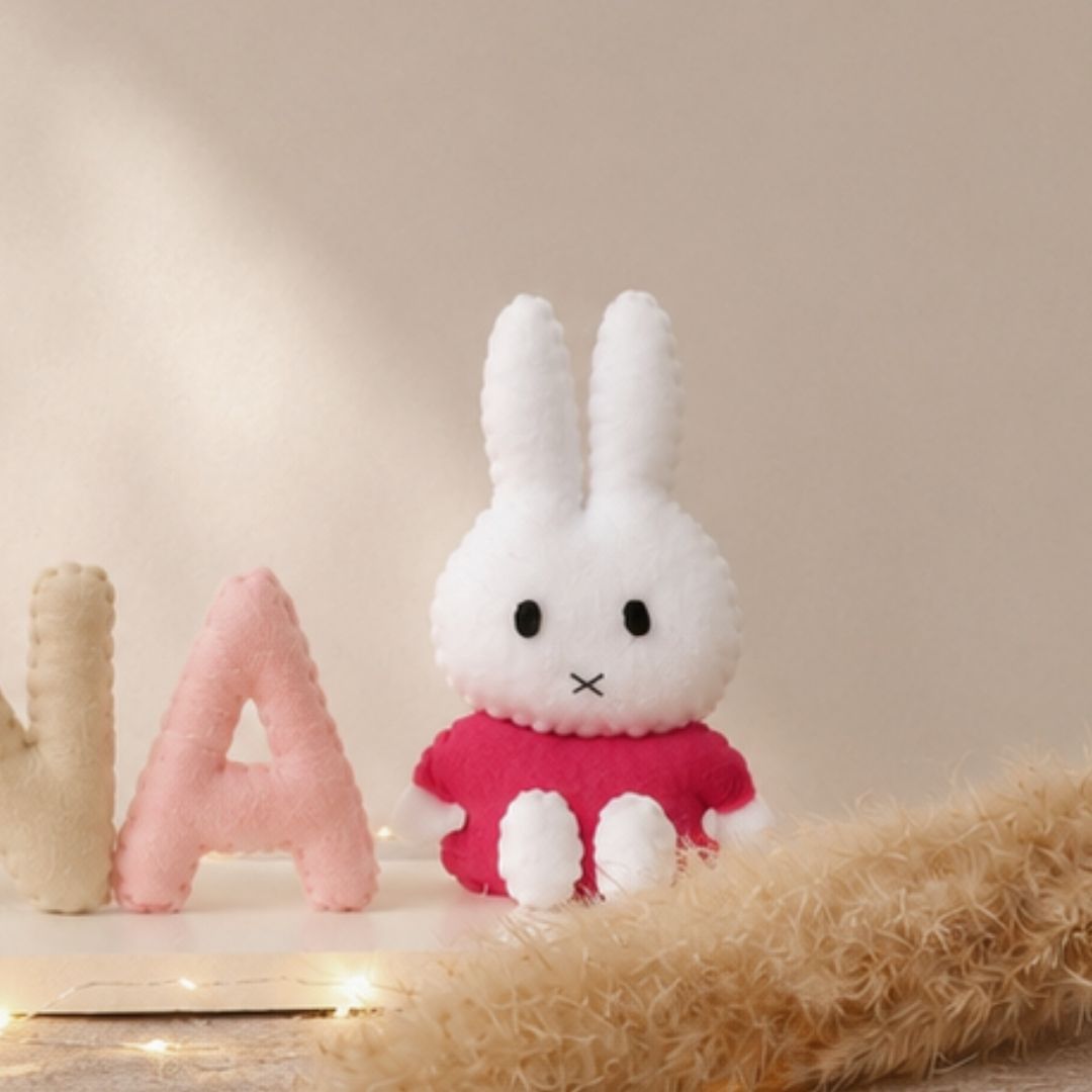 Gepersonaliseerd Nijntje naambordje voor de babykamer met naam van het kindje, handgemaakt als uniek kraamcadeau
