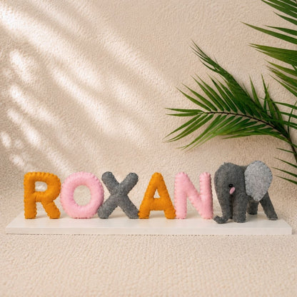 Gepersonaliseerd Olifant naambordje voor de babykamer met naam van het kindje, handgemaakt als uniek kraamcadeau