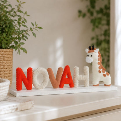 Gepersonaliseerd giraffe naambordje voor de babykamer met naam van het kindje, handgemaakt als uniek kraamcadeau.