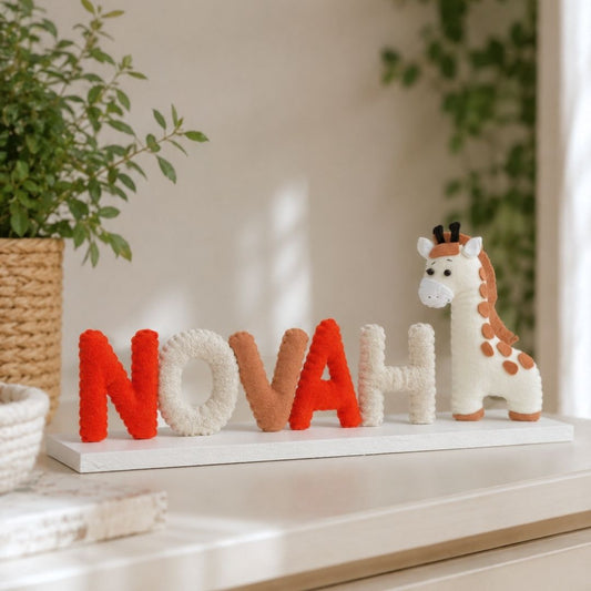 Gepersonaliseerd giraffe naambordje voor de babykamer met naam van het kindje, handgemaakt als uniek kraamcadeau.